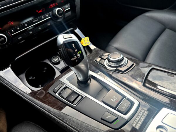 2013 BMW 5-Series Sedan 520d：圖片 11